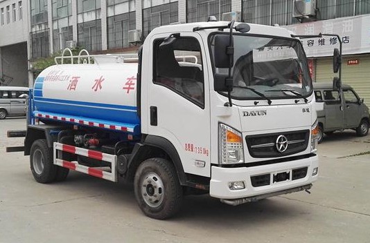 5方灑水車(chē)多重_大運征途5噸綠化灑水車(chē)廠(chǎng)家價(jià)格